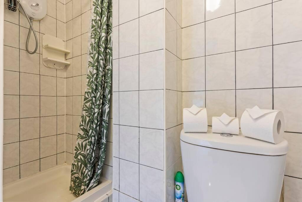 1-Bedroom Apartment With Free Private Parking - Canary Wharf London Exterior photo