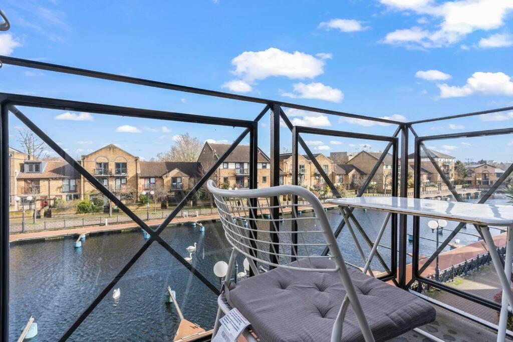 1-Bedroom Apartment With Free Private Parking - Canary Wharf London Exterior photo