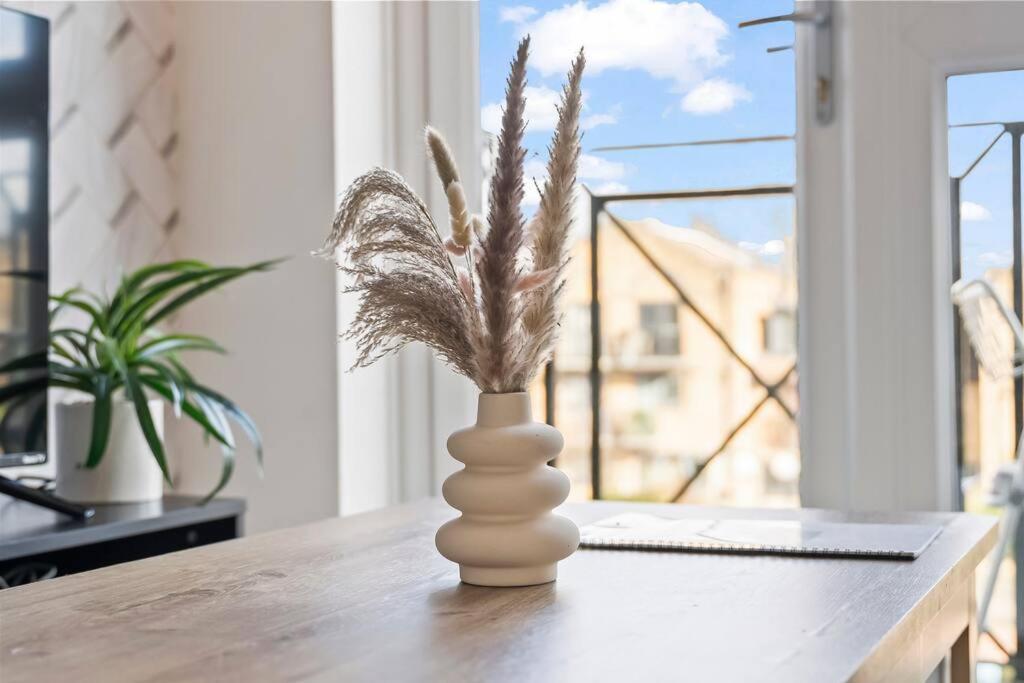 1-Bedroom Apartment With Free Private Parking - Canary Wharf London Exterior photo