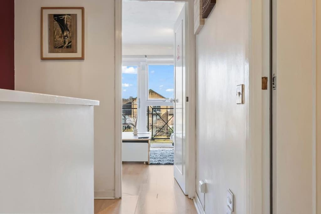 1-Bedroom Apartment With Free Private Parking - Canary Wharf London Exterior photo