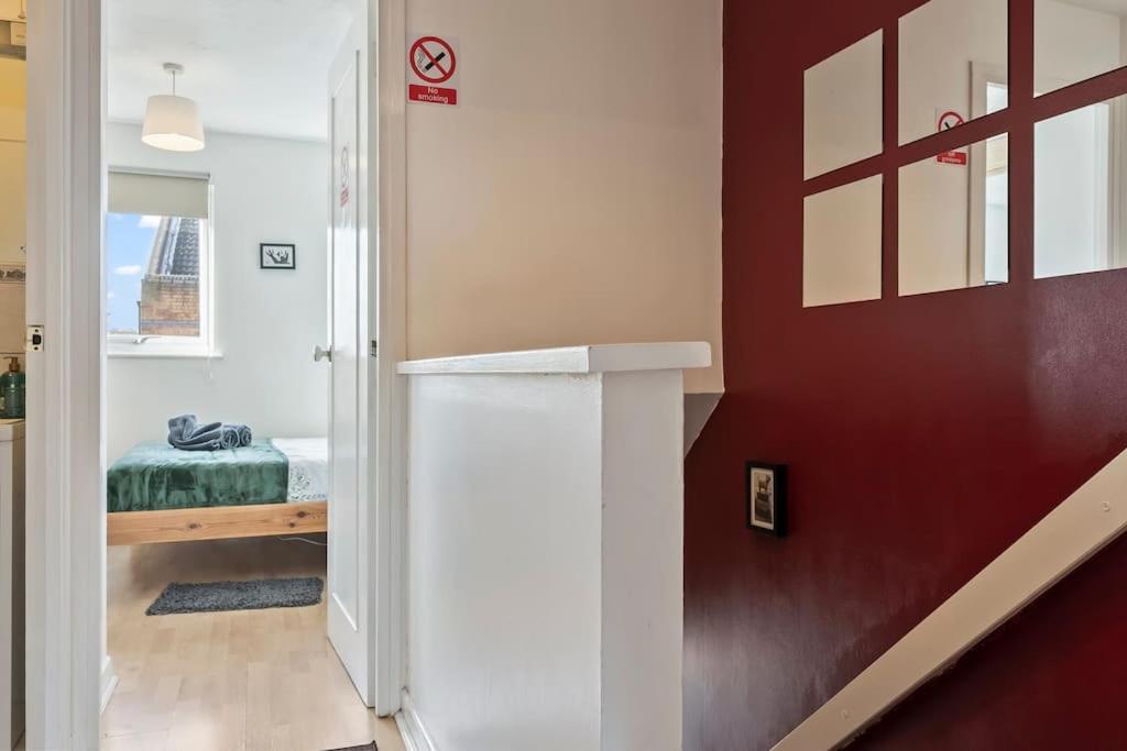 1-Bedroom Apartment With Free Private Parking - Canary Wharf London Exterior photo