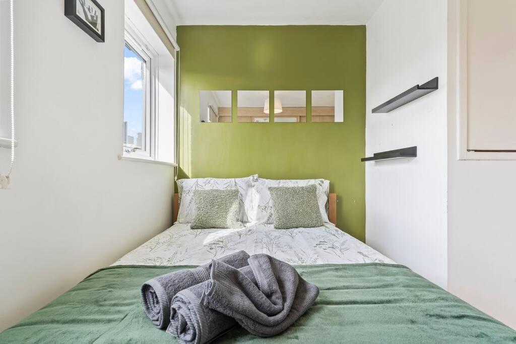1-Bedroom Apartment With Free Private Parking - Canary Wharf London Exterior photo